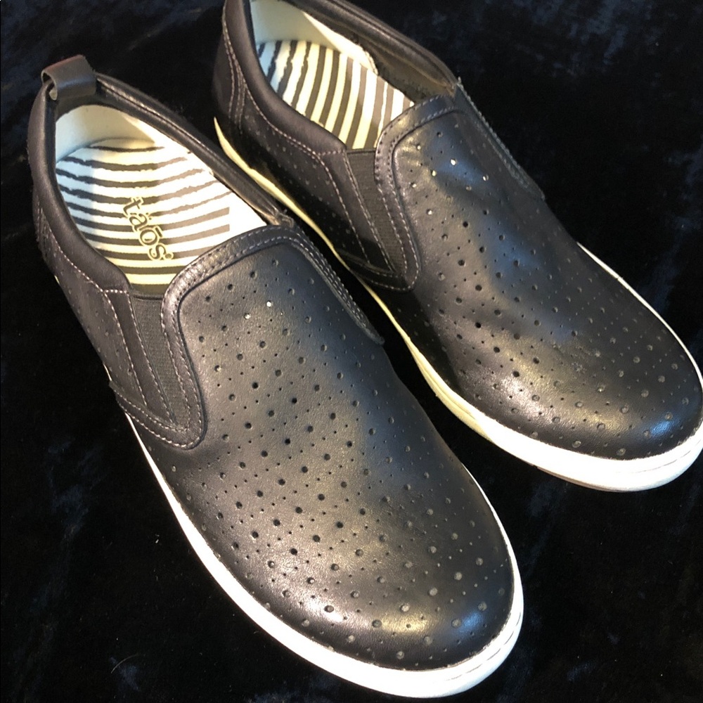 Taos women’s Court Sneaker Loafers Sz 9